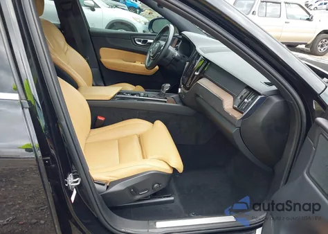 2021 Volvo Xc60 T5 Inscription z USA, uszkodzony, nr VIN YV4102DL5M1881425